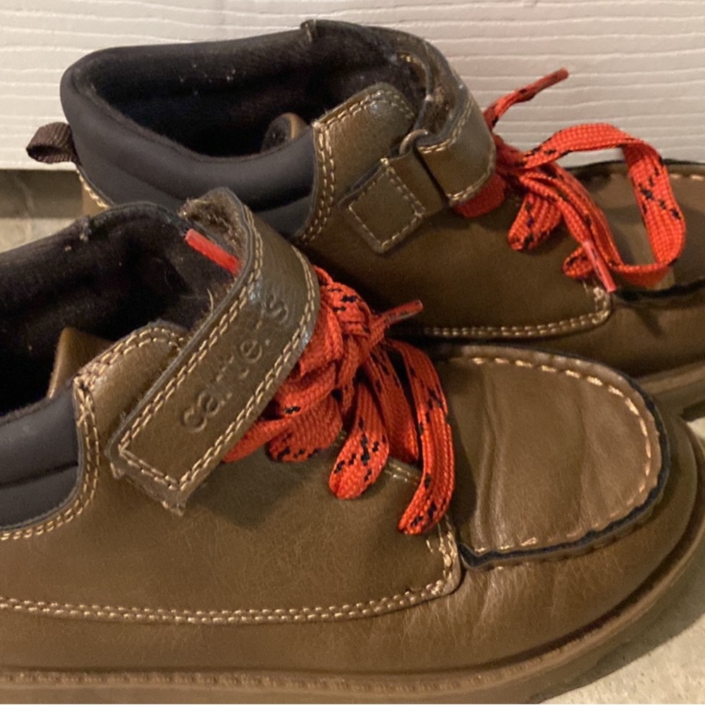 Size 1 boy boots brown.